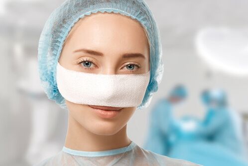 Vendaje fijado en la nariz durante la rehabilitación después de la rinoplastia.
