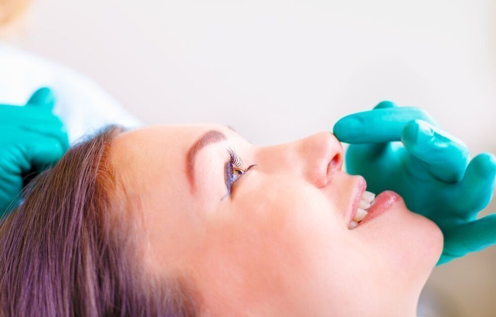 examen de la nariz antes de la rinoplastia